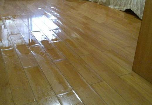 哈尔滨业主房屋地板被暖气跑水泡了，咨询装付宝要求做地板损失费用鉴定